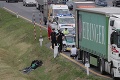 Veľká policajná akcia na diaľnici D1: Z kamióna vytiali migrantov, FOTO zo zásahu