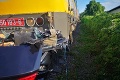 Hororové zábery zo západného Slovenska: Z auta po zrážke s vlakom zostali iba kusy plechu