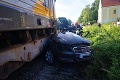 Hororové zábery zo západného Slovenska: Z auta po zrážke s vlakom zostali iba kusy plechu