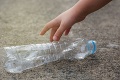 Rodičia donútili chlapca († 11) vypiť 2,7 litra vody: Katastrofálne následky!