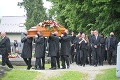Srdcervúci pohreb hrdinu Jaroslava Budza († 62): Pri posledných slovách manželky Márie sa všetkým tlačili slzy do očí