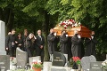 Srdcervúci pohreb hrdinu Jaroslava Budza († 62): Pri posledných slovách manželky Márie sa všetkým tlačili slzy do očí
