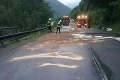 Nehoda v Kraľovanoch: Z nákladného auta uniklo na cestu 200 litrov nafty
