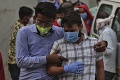 Koronavírus totálne valcuje Indiu: Pohrebiská sú preplnené, telá obetí už spopolňujú aj na parkoviskách