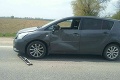Nehoda troch áut pri Piešťanoch, jedno skončilo mimo cesty: Hlásia zranených