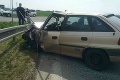 Nehoda troch áut pri Piešťanoch, jedno skončilo mimo cesty: Hlásia zranených