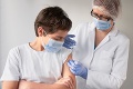 Vo Francúzsku dostala prvú dávku vakcíny polovica dospelých: Čoskoro budú na rade tínedžeri