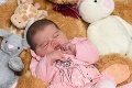 Lekári tvrdili, že Emilia čaká dvojičky: Ona však porodila tak veľké dieťa, že ho nemôže ani dojčiť