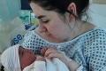 Lekári tvrdili, že Emilia čaká dvojičky: Ona však porodila tak veľké dieťa, že ho nemôže ani dojčiť