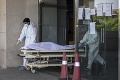 Šialená situácia v preplnených indických nemocniciach: Strčili tam študentov, zažívajú peklo