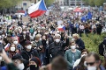Na Zemana sa to valí z každej strany: Tisíce Čechov vyšli do ulíc, žiadajú len jedno