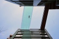 Prvý bazén na svete, ktorý spája dve budovy: Plávanie v oblakoch