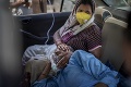 Šialená situácia v preplnených indických nemocniciach: Strčili tam študentov, zažívajú peklo