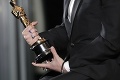 Oscarová noc nikdy nebola divnejšia: Zavýjanie najlepšej herečky, vrtiaci zadok a šok na záver