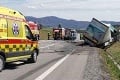 Tragická nehoda pri Žiari nad Hronom: Vodič zomrel po zrážke s kamiónom