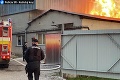 Rozsiahle vyšetrovanie prinieslo výsledok: Megapožiar výrobnej haly v Spišských Tomášovciach už má vinníka