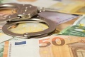 Muž v Bratislave sa snažil podplatiť policajtov: Vložil im do auta 200 eur, takú reakciu nečakal