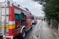 Pri Ludaniciach sa zrazili tri vozidlá: Hasiči ratovali 5 zranených
