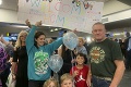 Dojemné zábery z letiska: Rodiny a priatelia sa po vyše roku opäť objali, dve krajiny otvorili cestovnú bublinu