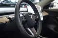 Pri nehode vozidla Tesla zahynuli dvaja muži: Zarážajúce zistenie polície