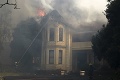 Stolovú horu v Kapskom Meste zachvátil požiar: Zasahuje viac ako 100 hasičov
