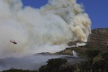 Stolovú horu v Kapskom Meste zachvátil požiar: Zasahuje viac ako 100 hasičov