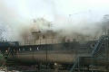 Hasiči v bratislavskom Vlčom hrdle majú plno práce: Likvidujú požiar v starej lodi