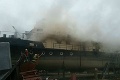 Hasiči v bratislavskom Vlčom hrdle majú plno práce: Likvidujú požiar v starej lodi