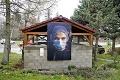 Originálna výstava na sídlisku v Banskej Štiavnici: Pocta hrdinom pandémie nie je všetkým po chuti