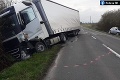 Vážna nehoda na Záhorí: Zrážka kamióna s autom! Mladý vodič skončil v bezvedomí