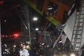 Zrútenie mosta pre metro neprežilo 23 ľudí: Úrady sľúbili dôkladné vyšetrovanie