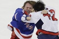 Zakážte mu hrať hokej! Zlý muž Washingtonu zranil hviezdu Rangers