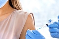 Prvú dávku vakcíny proti covidu dostala štvrtina obyvateľov EÚ: Nádejné vyhliadky na júl