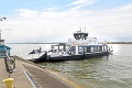 Posádka si už vyskúšala nové plavidlo, obyvatelia však musia čakať: Kompa cez Dunaj stále trčí v prístave