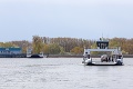 Posádka si už vyskúšala nové plavidlo, obyvatelia však musia čakať: Kompa cez Dunaj stále trčí v prístave