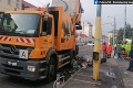 Dráma na rušnej ulici v Bratislave: Smetiarske auto zachvátil požiar