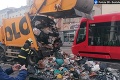 Dráma na rušnej ulici v Bratislave: Smetiarske auto zachvátil požiar