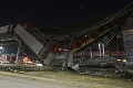 Tragické zrútenie mosta pre metro: Počet obetí stúpol na 26, v nemocniciach je 34 zranených