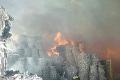 Požiar v Harmaneckých papierňach po 26 rokoch: Zábery skazy! V sklade zhorel takmer všetok zberový papier