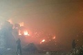 Hasiči mali rušné ráno: Skladovú halu v Harmanci pohltili plamene, hrozivé zábery