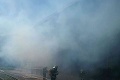 Skladovú halu v Harmanci zachvátili plamene: Hasičom sa podarilo lokalizovať požiar