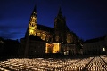 V Česku zapálili 30-tisíc sviečok na počesť obetí koronavírusu: Kritikov zarazil jeden detail