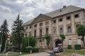 Chátrajúce historické sídlo v Jelšave dostáva novú tvár: Takto sa mení strecha Coburgovského kaštieľa