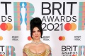 Hviezdou Brit Awards 2021 sa stala Dua Lipa: Uhádnete, na ktorú slávnu speváčku sa premenila?