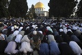 Oslava konca ramadánu na pozadí krvavých bojov: Tisíce Palestínčanov sa zišli pri mešite al-Aksá