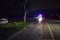 Nočná jazda pri Trnave sa stala vodičovi osudnou: Po náraze do stromu zachvátili auto plamene