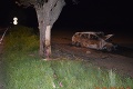 Nočná jazda pri Trnave sa stala vodičovi osudnou: Po náraze do stromu zachvátili auto plamene