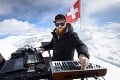 Nezabudnuteľné vystúpenie! Dídžej si zahral v Alpách: Pohľad, ktorý vyráža dych