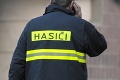 Záhadná dráma v Štúrove: Po požiari našli hasiči v studni mŕtveho muža