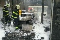 Hasiči zasahujú pri požiari v Leviciach: Plamene zachvátili autodielňu